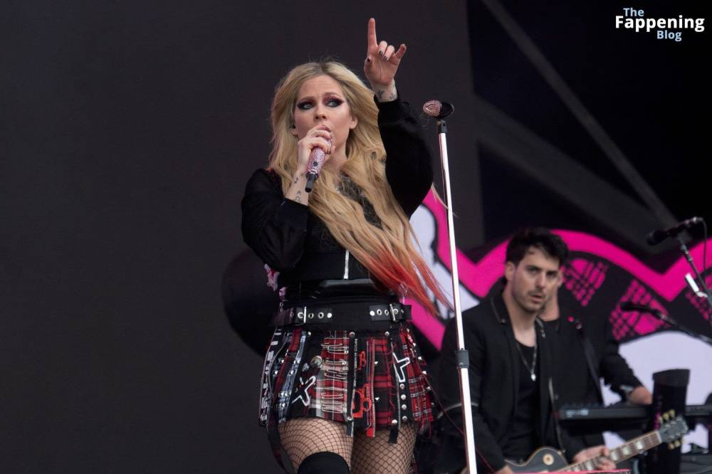 Avril Lavigne Looks Sexy at Glastonbury 2024 (19 Photos) - #5