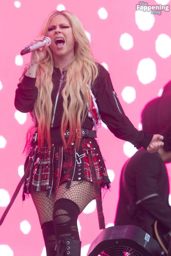 Avril Lavigne Looks Sexy at Glastonbury 2024 (19 Photos) - #10