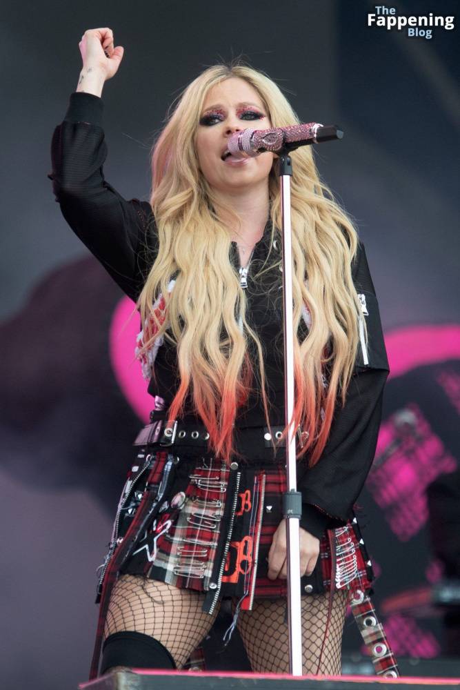 Avril Lavigne Looks Sexy at Glastonbury 2024 (19 Photos) - #11