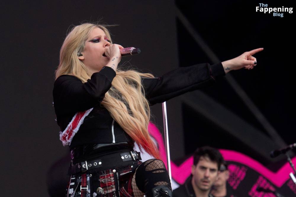 Avril Lavigne Looks Sexy at Glastonbury 2024 (19 Photos) - #6