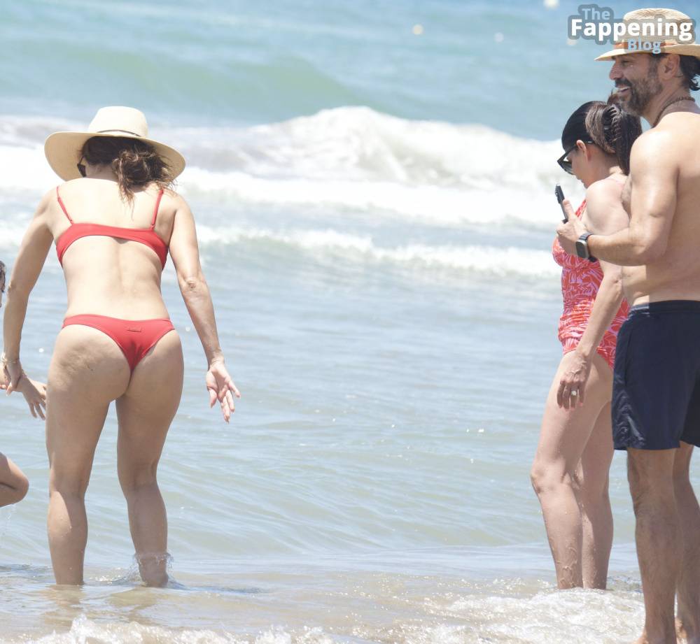 Eva Longoria Enjoys The Beach With Her Family in Marbella (34 Photos) - #26