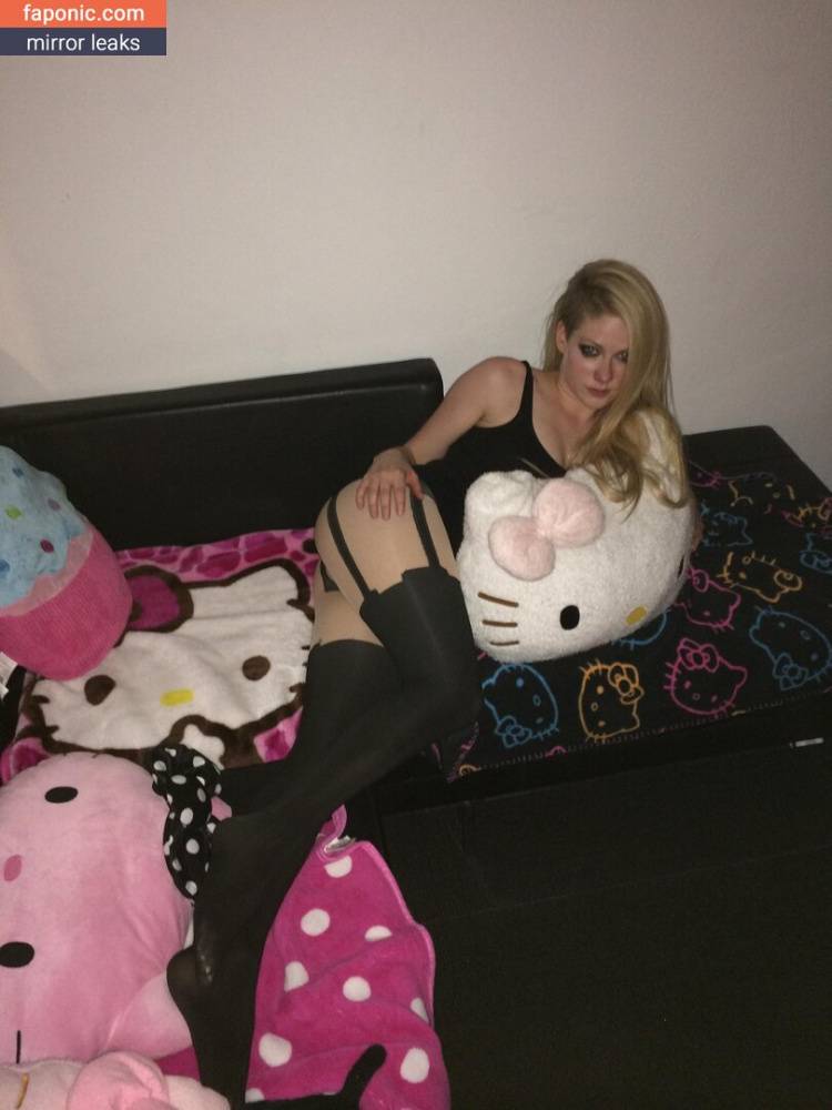 70927915 aka Avril Lavigne aka AvrilLavigne Nude Leaks OnlyFans - #2