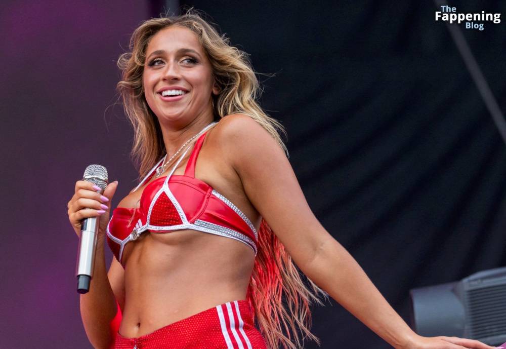 Tate McRae Stuns on Stage During Her Lollapalooza Performance (42 Photos) - #4