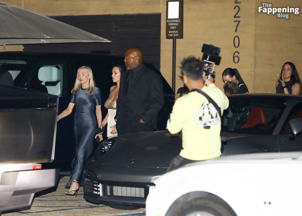 Bianca Censori Dines With Family and Kanye West’s Children at Nobu Malibu (67 Photos) - #10