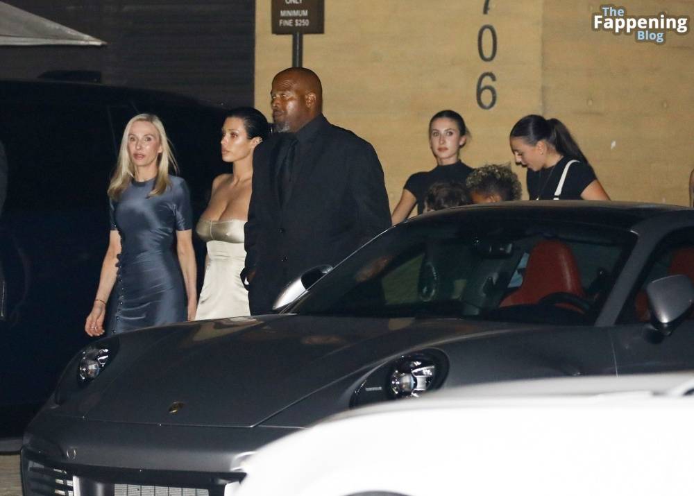 Bianca Censori Dines With Family and Kanye West’s Children at Nobu Malibu (67 Photos) - #9