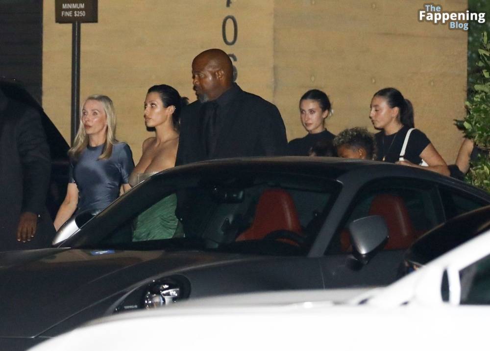 Bianca Censori Dines With Family and Kanye West’s Children at Nobu Malibu (67 Photos) - #6