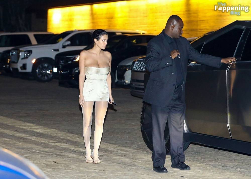 Bianca Censori Dines With Family and Kanye West’s Children at Nobu Malibu (67 Photos) - #16