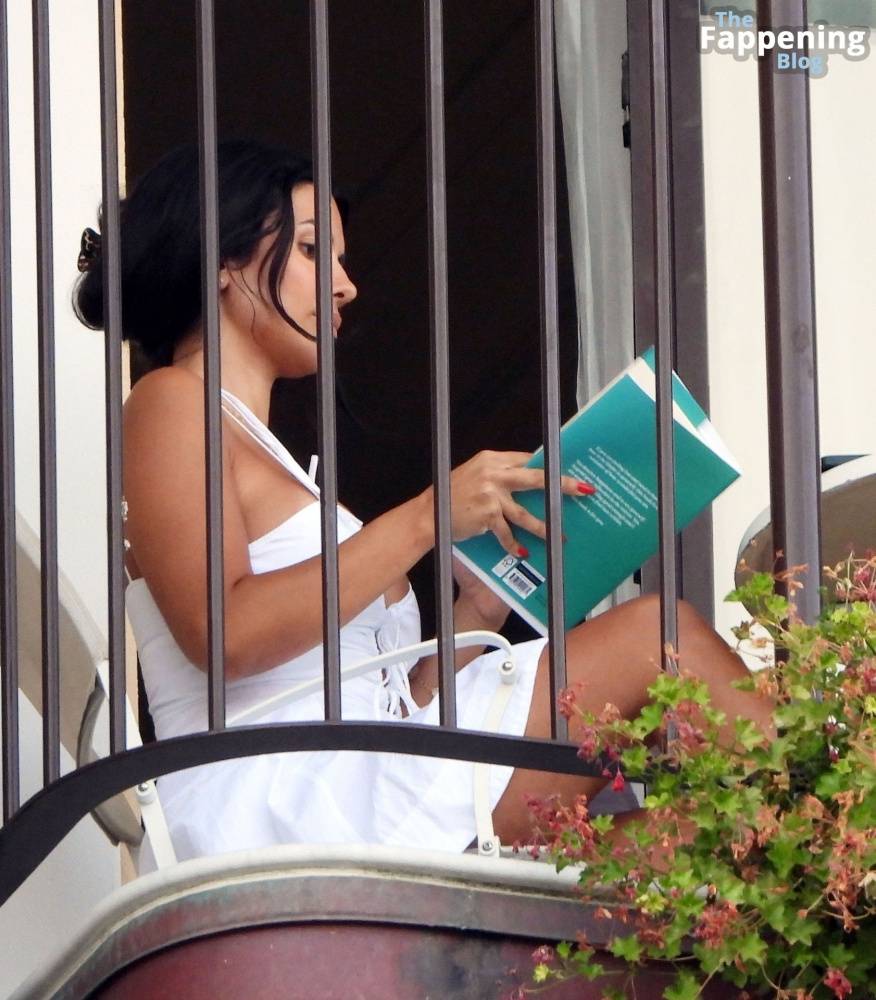 Ekin-Su Cülcüloğlu Enjoys Some Downtime Reading a Book on Holiday in Portofino (35 Photos) - #25