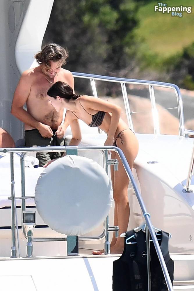 Vittoria Ceretti & Leonardo Di Caprio Soak Up the Sun in Sardinia (133 Photos) - #19