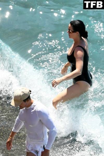 Katy Perry & Orlando Bloom Enjoy Their Summer Vacation on Positano on modeladdicts.com