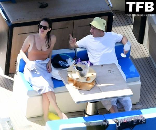 Elizabeth Reaser Has a Great Time with Bruce Gilbert While on Holiday in Positano on modeladdicts.com