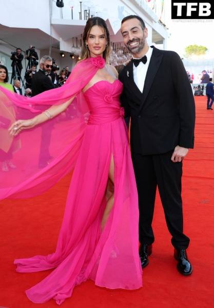 Alessandra Ambrosio Looks Stunning at the 79th Venice International Film Festival on modeladdicts.com