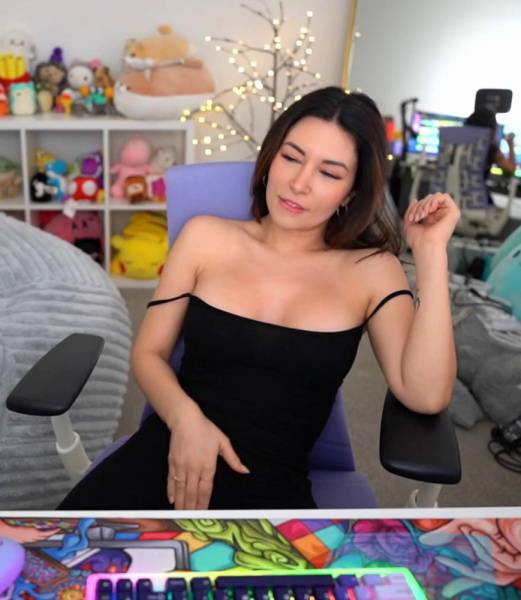 Alinity Horny Looking At Porn Onlyfans Video Leaked on modeladdicts.com