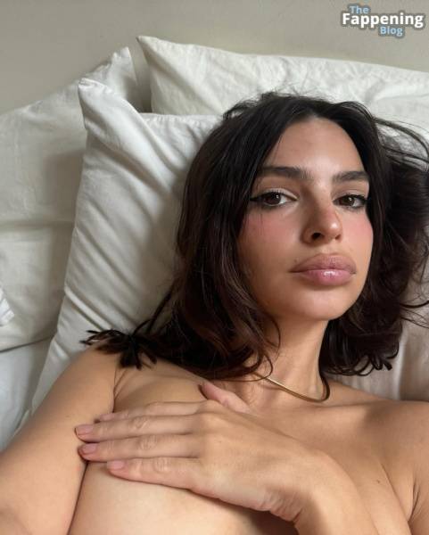 Emily Ratajkowski Takes a Few Selfies (3 Photos) on modeladdicts.com