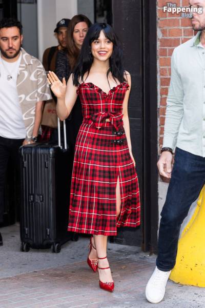 Jenna Ortega Flashes a Smile and a Wave as She Steps Out in NYC (35 Photos) - Usa on modeladdicts.com