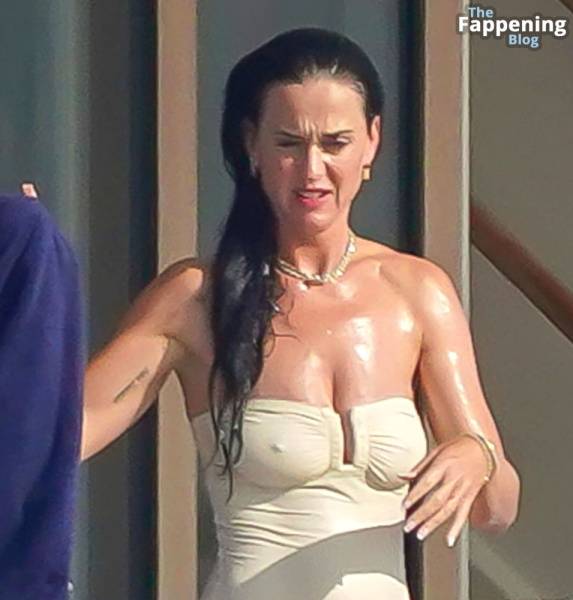 Katy Perry Enjoys Her Summer Holidays in St-Tropez (8 Photos) - France on www.modeladdicts.com