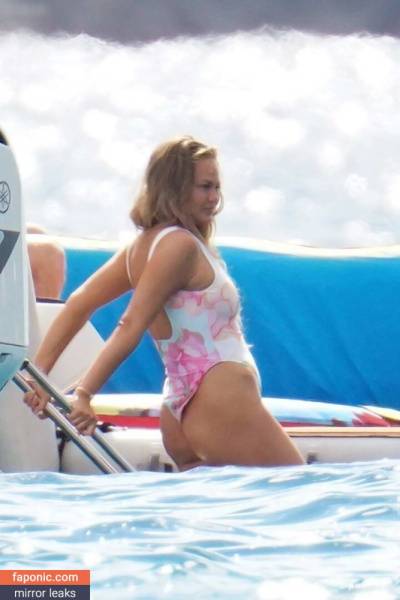 Chrissy Teigen aka ChrissyTeigen Nude Leaks on modeladdicts.com