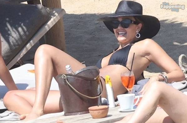 Jessica Alba Looks Sexy in a Black Bikini (15 Photos) - Greece on modeladdicts.com