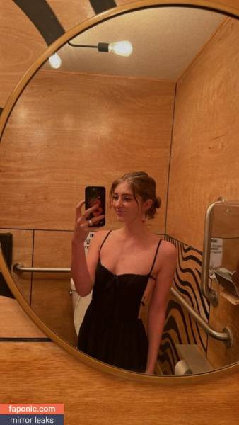 Willow Shields aka willowshields Nude Leaks on modeladdicts.com